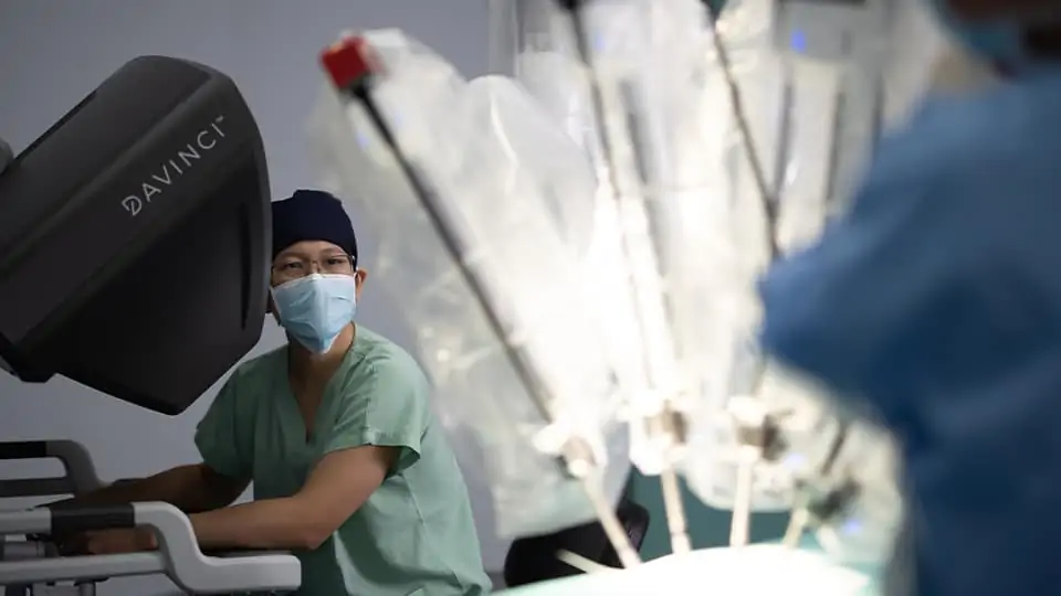 robotics-davinci-surgeon-youtube